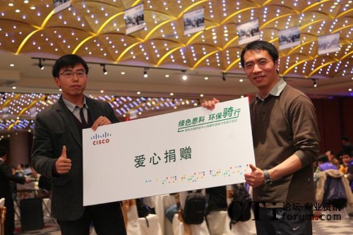 關雙志（右） 向中華環(huán)保基金會代表捐贈公益金
