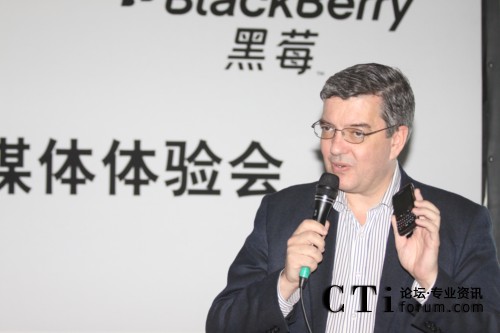 RIM公司中國區總裁謝國睿先生 展示黑莓8980 Curve智能手機