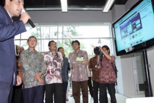 ӡͨŲMarzan A. IskandarǰcTelkomsel CEO Sarwoto AtmosutarnoǰJ^(gun)AL(chng)TEʾ