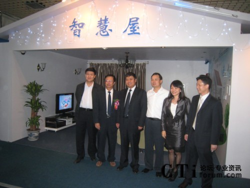翔龍通訊任總和寶安區(qū)政府王區(qū)長(zhǎng)一行合影留念