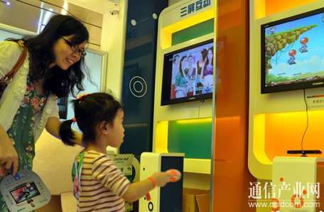 圖:深圳首家三網(wǎng)融合體驗廳開(kāi)業(yè) 市民感受“三屏互動(dòng)”